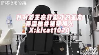在室友背後偷情短髮美女，按著她後入卻不敢出聲怕被發現 china
