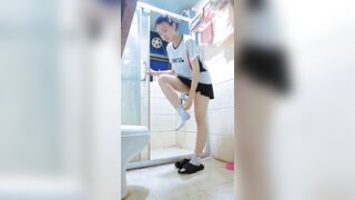 シャワーを浴びたり着替えたりする若い女性を何度も隠し撮り ipcam (6)
