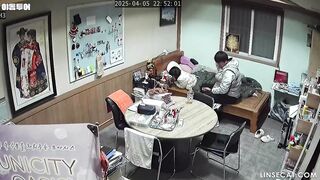 [신작] 한국 울산의 한 여성 가게 주인이 남자친구 몰래 다른 남자와 불륜 관계를 맺고 있었다. 여자친구가 자주 자위를 하면 성적 욕구가 korean porn vip ipcam