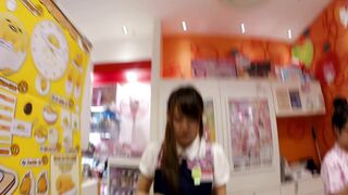 店員撮り９ 可愛い制服のサ リオ店員のお姉さん voyeur jp