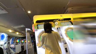 交渉痴漢 ゲームセンターにいた気の弱そうな女の子に交渉 おっぱいのおさわりからのギンギンに勃ったチ〇ポをみせつけ触らせ合い voyeur jp
