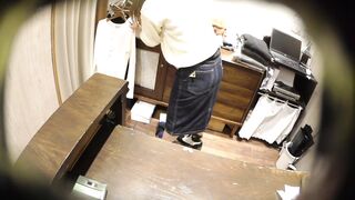 店員撮り１０４ 魅惑のロングヘア 綺麗な若妻系お姉さんを着替えさせ 私でよければ着替えまし voyeur jp