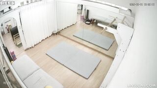 [신작] 서울 상류사회 여성들이 개인 트레이너와 함께 있다. 남성 트레이너가 브라자 후크를 풀고 바지를 내린다. 그들은 서비스를 즐기는 듯하다 korean porn vip ipcam