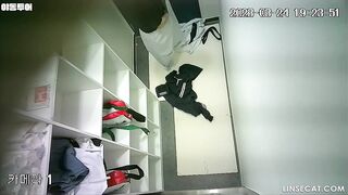 [신작] 태권도장 주인이 여학생들이 옷을 갈아입는 모습을 감시하기 위해 탈의실에 몰래 카메라를 설치했습니다 korean porn vip ipcam