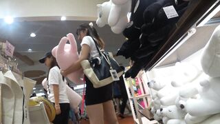 巨乳 tシャツ一枚だけのエロjd ミニスカートで純白生pがモロ見え 逆さ撮り 妄想コメ付き 顔出し voyeur jp