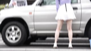 撮影バレ 盗撮に気づいてもパンティを隠さない美女が近づいてきて ② voyeur jp
